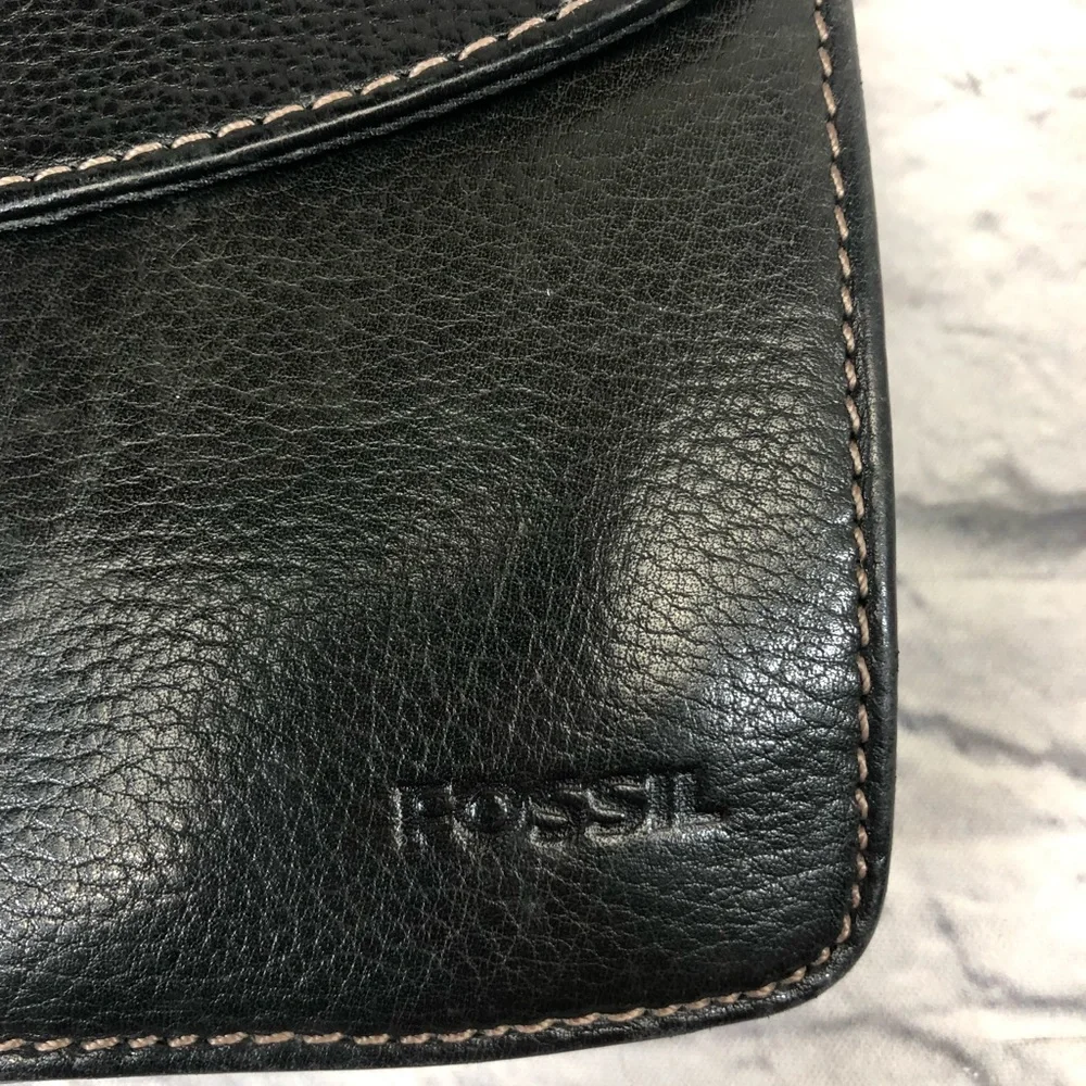 Fossil Vintage Leather Crossbody Shoulder Bag. Black pockets Zip Snap close